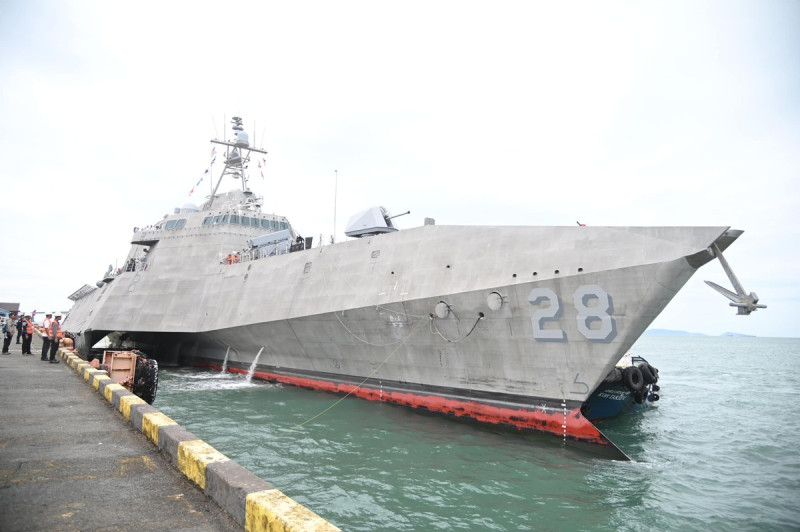 美國海軍獨立級瀕海戰鬥艦「薩凡納號(LCS-28)」16日停靠柬埔寨西哈努克港。   圖：翻攝「X」@noansereiboth