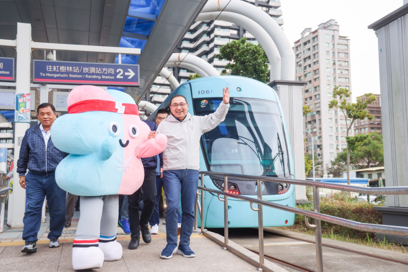 侯友宜日與世壯運賽會吉祥物「壯寶」共同出席淡海輕軌「壯寶列車」首航。   圖：新北市政府/提供