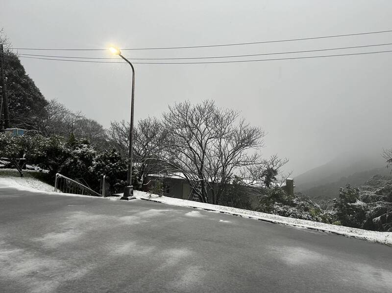 氣象署表示，明晚至周四清晨北台及宜蘭低溫11至13度，高山有望降雪，民眾登山須注意保暖及道路安全。（圖為陽明山下雪示意圖)   圖：氣象署／提供