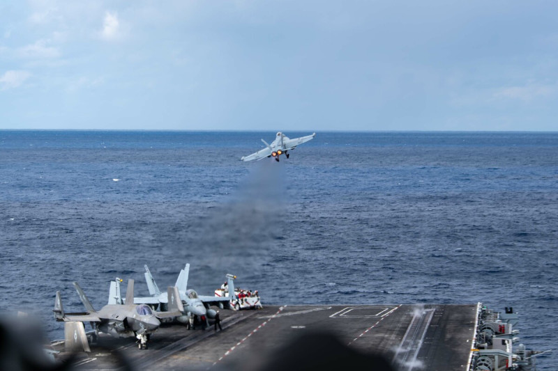 美國航空母艦卡爾文森號艦載機F/A-18起降操演。   圖：翻攝「X」@US7thFleet