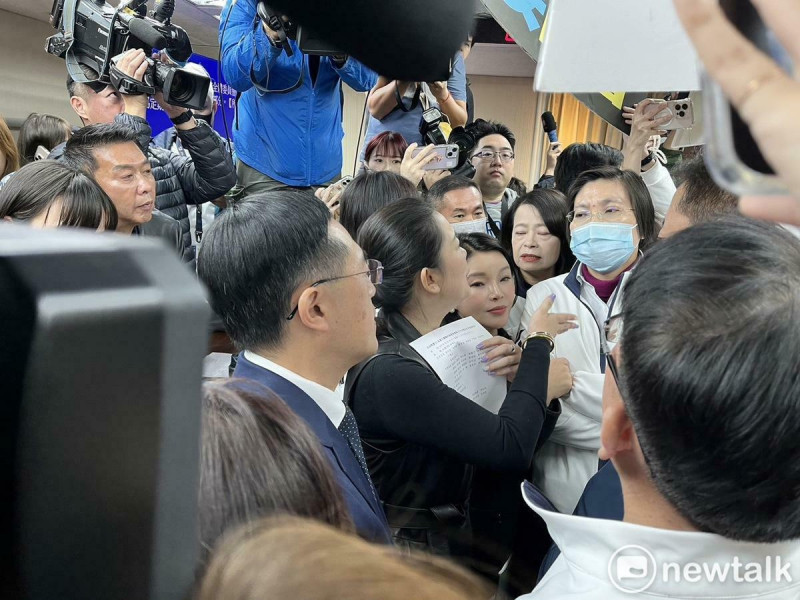 立院內政委員會因是否確認選罷法通過議事錄，爆發藍綠肢體衝突。   圖：金大鈞/攝