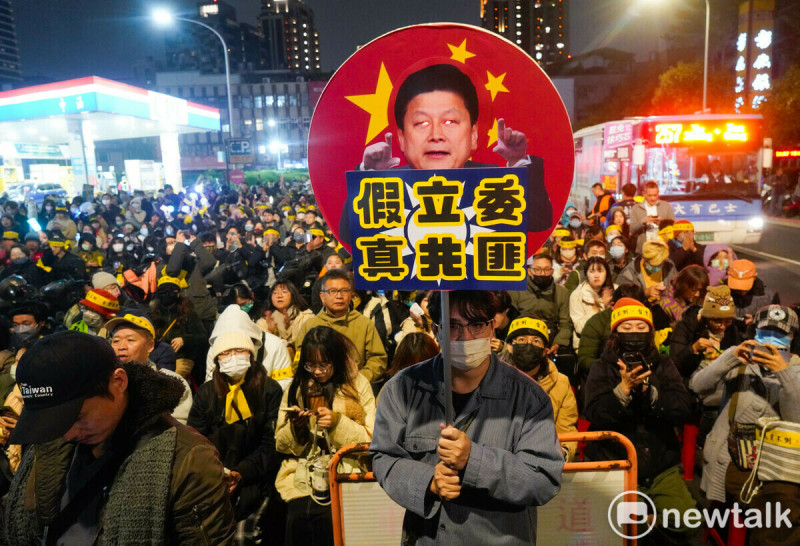 台灣公民陣線今晚在中國國民黨中央黨部外舉行「冬季青鳥在台北，聲討傅崐萁，究責翁曉玲、許宇甄及北市濫權立委究責會，約有6000名民眾不畏寒風，拿著各式手舉牌，表達對國民黨毀憲亂政的不滿，聲援民眾並高喊捍衛公民罷免權、守護憲法法庭等口號。   圖：張良一/攝