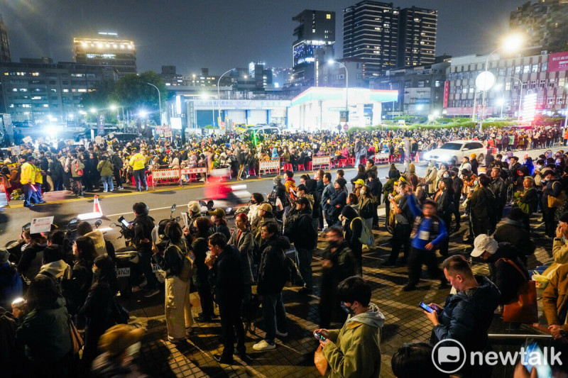 台灣公民陣線今晚在中國國民黨中央黨部外舉行「冬季青鳥在台北，聲討傅崐萁，究責翁曉玲、許宇甄及北市濫權立委究責會，約有6000名民眾不畏寒風，拿著各式手舉牌，表達對國民黨毀憲亂政的不滿，參加聲援的民眾從國民黨中央黨部大門口滿到中油加油站以及對街。   圖：張良一/攝