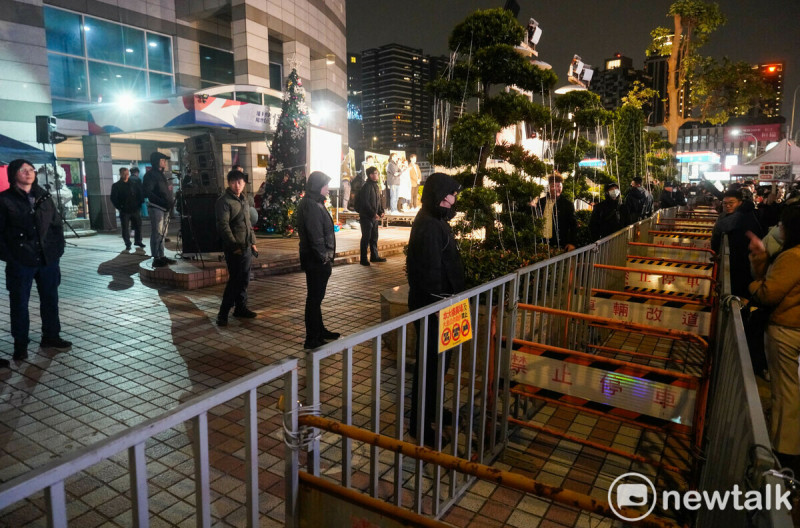 5位國民黨青年黨工在警方戒護下，也在中央黨部大門口圍起的護欄內開講要和青鳥行動互別苗頭，但在晚間八點前國民黨黨工就已消聲匿跡。   圖：張良一/攝