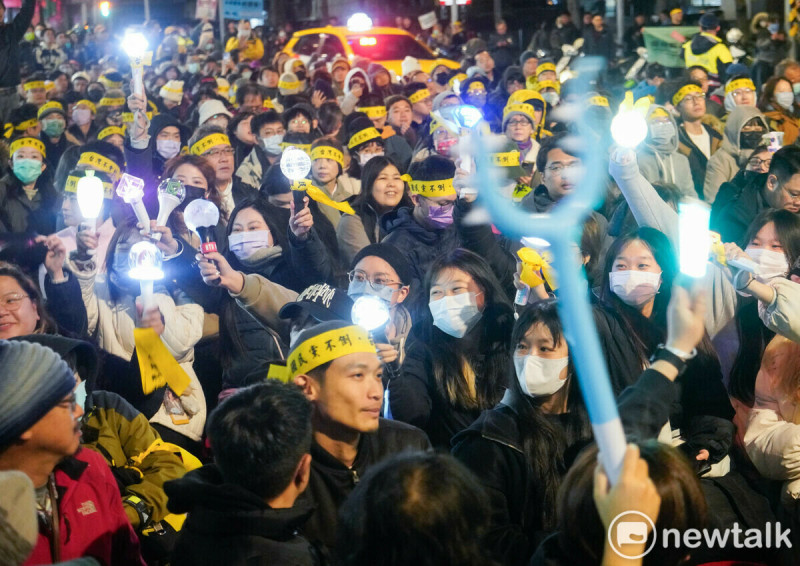 民眾不畏寒風聲援在國民黨中央黨部前舉行的冬季青鳥在台北行動。   圖：張良一/攝