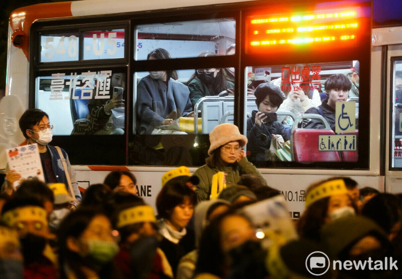 搭公車路經冬季青鳥行動現場的民眾紛紛拿起手機紀錄。   圖：張良一/攝