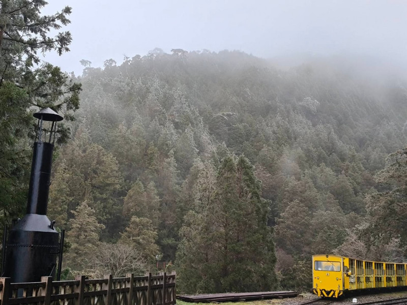 受大陸冷氣團低溫影響，太平山遊樂園區內陸續出現霧淞現象，為山谷披上銀白色薄紗。   圖：翻攝自太平山國家森林遊樂園區臉書