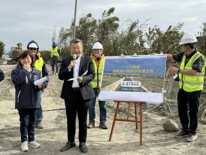 立委蔡其昌與市議員施志昌邀集大甲區太白里長游招滿、農水署台中管理處等相關單位至大甲區六股大排現場會勘。   圖：蔡其昌服務處/提供