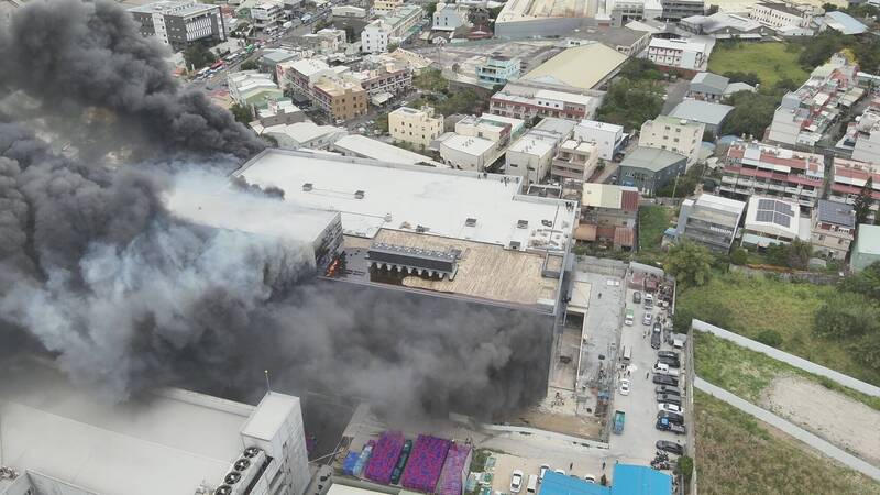 全聯位於台中市大肚區的物流倉儲新建工程19日下午發生嚴重火警，造成9死8傷。   圖：消防局提供