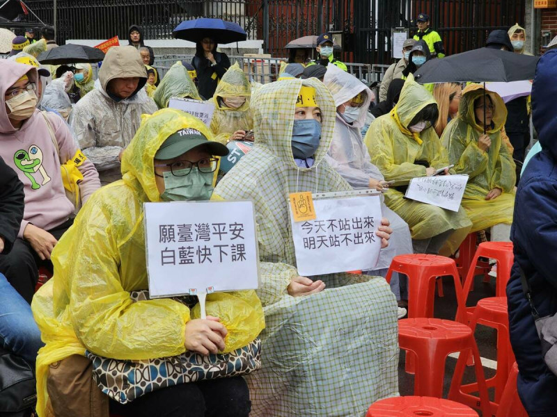 不滿藍白惡罷強行通過惡法，千位「青鳥」不畏天雨集結在立院場外聲援民進黨。   圖：林昀真/攝