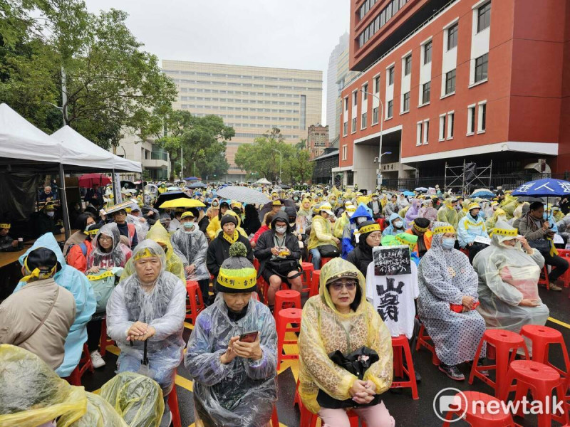 不滿藍白惡罷強行通過惡法，千位「青鳥」不畏天雨集結在立院場外聲援民進黨。   圖：林昀真/攝