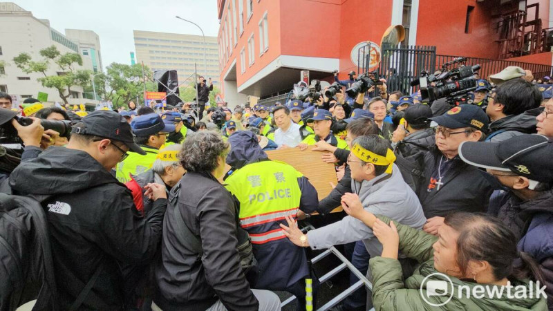 立院場外民眾激動欲衝入立法院，與維安警力拉扯對峙。   圖：林昀真/攝