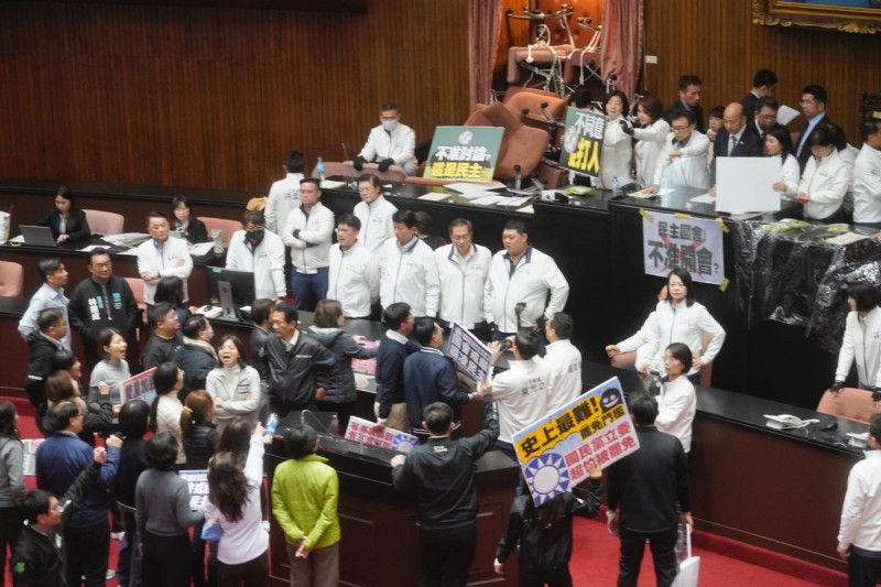 抗議國民黨硬闖三讀《財劃法》、《選罷法》及《憲訴法》，議場內朝野立委對峙 。   圖：張良一攝