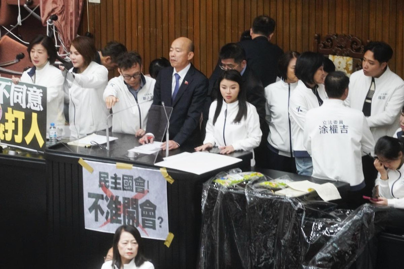 立法院三讀《公職人員選舉罷免法》修正案，規定未來罷免連署，連署人需提供身分證影片。   圖：張良一/攝