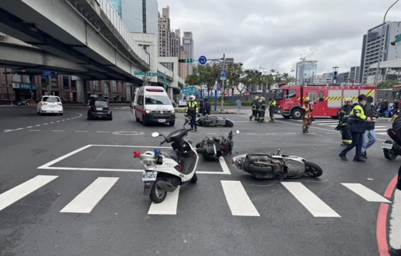 21日上午，新北新莊區一台賓士突然暴衝追撞9台機車，造成4人受傷送醫。   圖片來源/新北市政府消防局提供