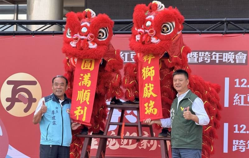 萬丹鄉長李建霖(左)與屏東縣議員許展維(右)預祝活動圓滿成功。   圖：萬丹鄉公所提供