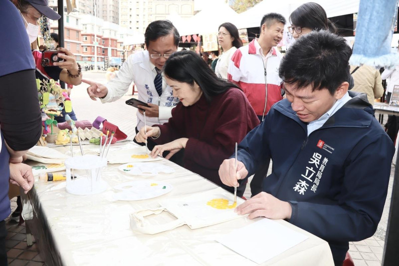 吳立森(右一)體驗樂齡課程活動。   圖：高雄市教育局提供