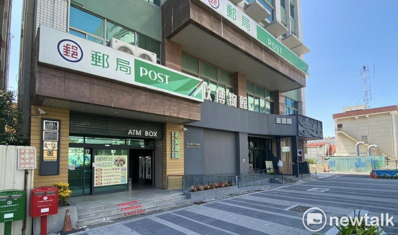 中華郵政高雄站前大樓2樓設置郵政博物館高雄館，1樓除一座小型郵局，也租給業者經營咖啡廳。   圖：孫家銘攝