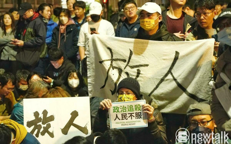 現場直擊》民眾黨支持者北檢外援聲柯文哲 在悲憤的氛圍中等待最新狀況