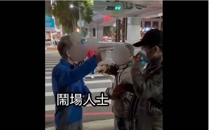 台中民團擺攤連署罷免3藍委 男子砸攤推擠志工