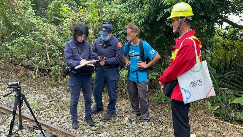 31日林鐵處工作人員和警方執行聯合取締作業時，於獨立山車站附近，當場逮到3名違規旅客。   圖：林鐵處／提供