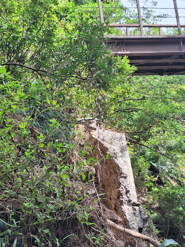 屏東里龍山步道受颱風山陀兒影響，鋼構跨越橋護坡基礎淘空，約2.2公里處至三角點（約4.07公里處）間路段持續暫停開放。   圖：中央社/林業及自然保育署屏東分署提供