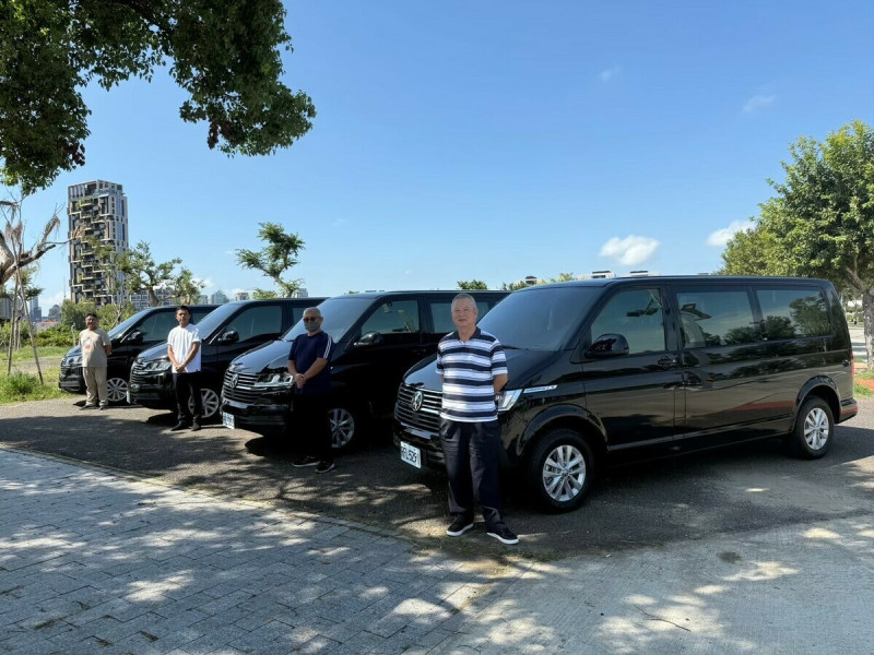 華府旅遊集團擁有自己的車隊，提供機場接送及中部旅遊行程服務。   圖：華府集團/提供