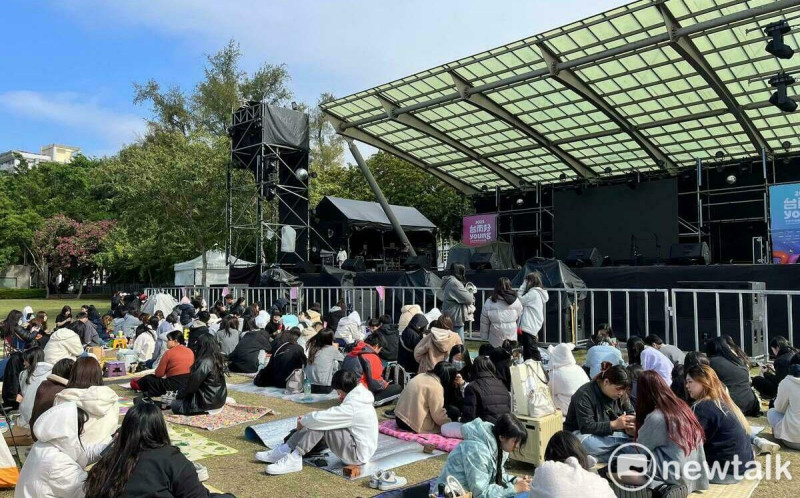 粉絲不畏冷氣團堅守南瀛草地音樂會最前排  市府送暖暖包並執行佔位清場