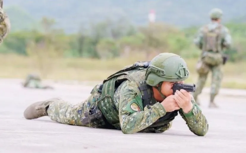 離譜！「手槍臥射」用右眼瞄準 六軍團證實了「非P圖」