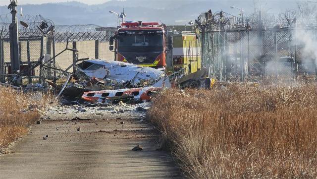 韓國濟州航空一架載有 181 人的客機，今天從泰國曼谷起飛後降落務安國際機場時發生嚴重空難。飛機衝出跑道撞上機場圍牆並爆炸起火。   翻攝自 X 波光粼粼