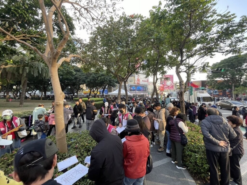 台中市3個罷免市區3國民黨立委的罷免團體近日積極展開連署行動，28日週末在市民廣場設攤連署，民眾參與熱絡。   圖：罷免團體/提供