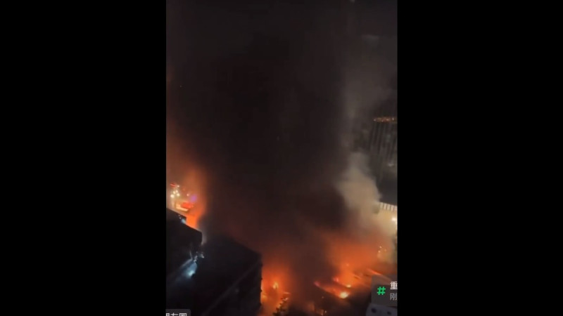 重慶市渝中區大樓凌晨爆重大火警，延燒8個多小時才控制住火勢。   圖：擷取自 @h5LPyKL7TP6jjop X 分享影片