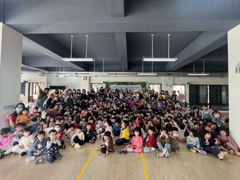 現場兩百多名幼兒園小朋友觀賞「凹桃夢劇團」年度公演音樂劇《蟲蟲的夢想》。   圖：龍子社區發展協會提供