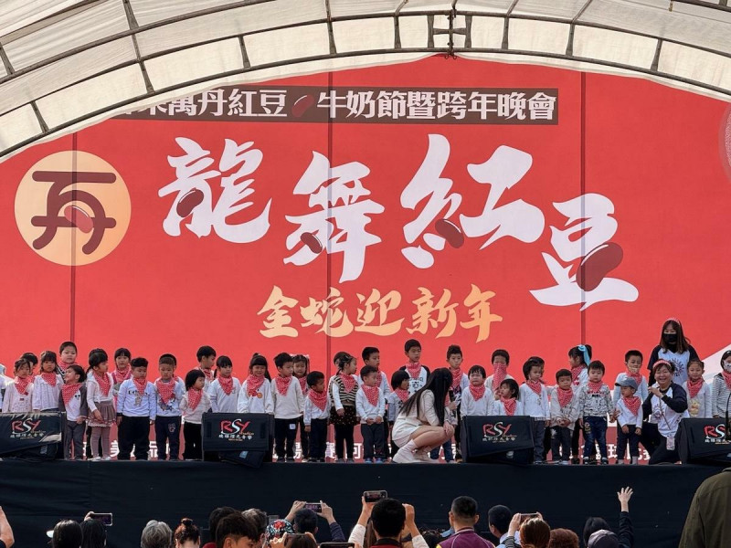 幼兒園小朋友登場場面溫馨。   圖：屏東縣萬丹鄉公所提供