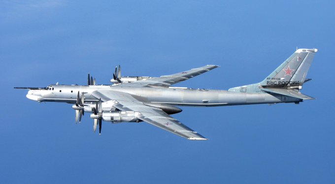 俄羅斯 Tu-95 戰略轟炸機近日從恩格斯軍用機場起飛，向南飛往裏海上空的發射區。   圖：翻攝自 OFFICIAL NEWS X 帳號