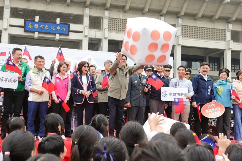 陳其邁手捧台灣棒球12強的幸運物骰子，親手傳遞給現場民眾。   圖：高雄市政府提供