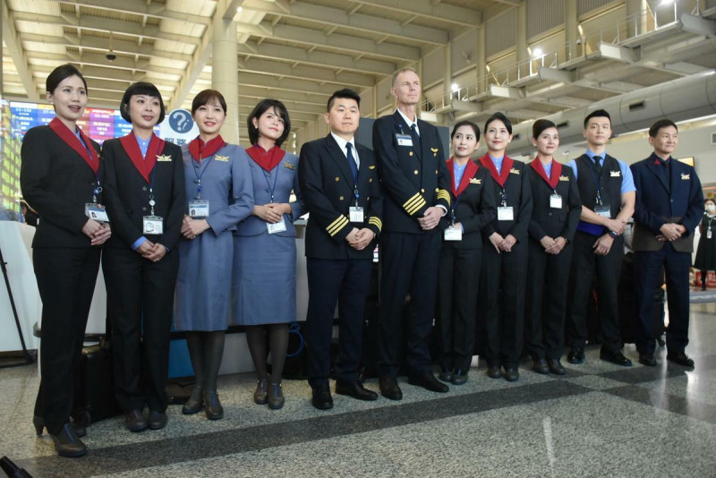 中華航空樹立職場性別平等里程碑，提供女性一線服務人員褲裝制服新選擇。   圖：孫家銘攝