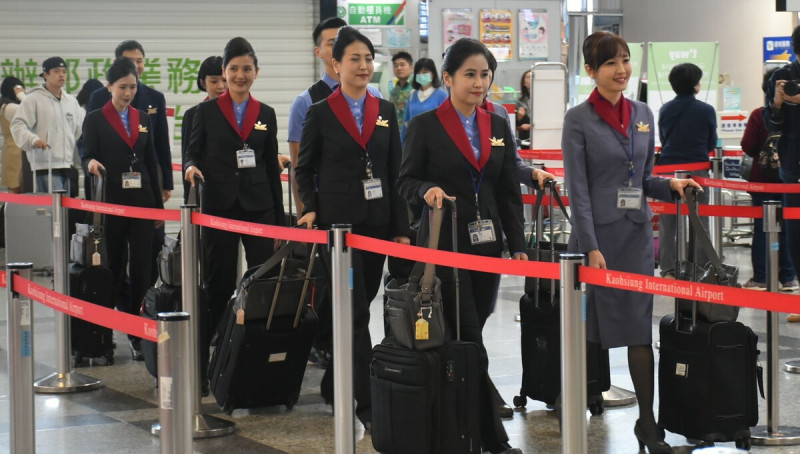 華航女性空服員褲裝制服正式上線。   圖：孫家銘攝