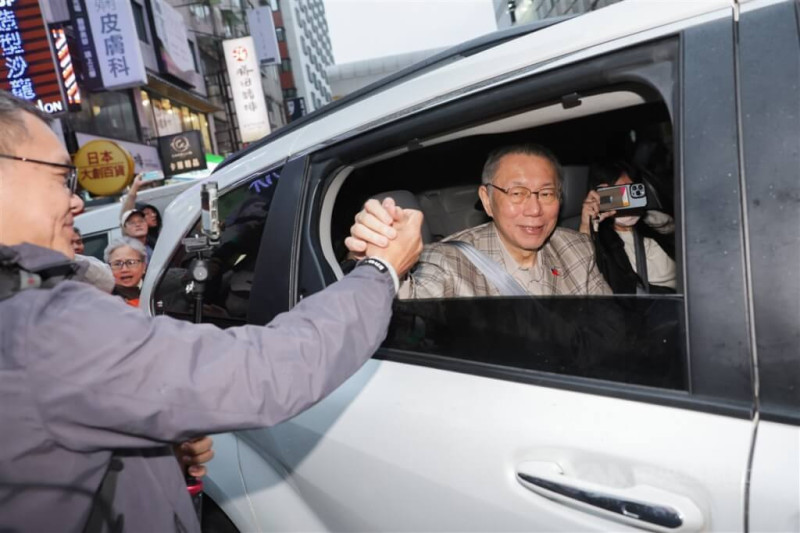 台灣民眾黨1日在中央黨部舉行擴大中央委員會議，黨主席柯文哲（前右）會中正式請辭主席職務。傍晚5時許，柯文哲步出黨部準備搭車離開，離去前向在外等候的支持者握手致意。   圖：中央社提供