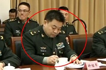 先前有傳言稱，中國中央軍委辦公廳主任鍾紹軍被解除相關職務，由 31 集團軍出身的方永祥接替，網友質疑鍾紹軍可能也已經遭到清洗。   圖：翻攝自 @wanghua01 X 帳號