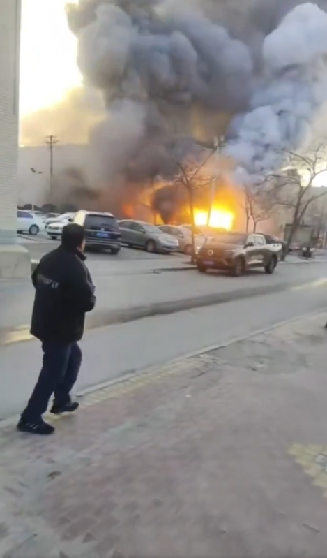 (影) 火光衝天！遼寧滿載鎂粉貨車醫院門口爆炸 引燃周圍汽車釀死傷