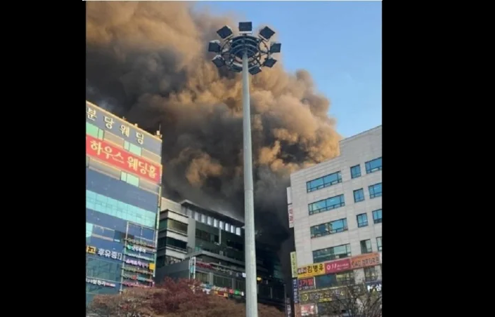 南韓京畿道城南市南部盆唐區的一棟 8 層樓住商混合大樓今日( 3 日)下午突然發生嚴重的火警事故，大量民眾受困在樓內等待消防人員救援。   圖：翻攝自 @alexzhung X 帳號