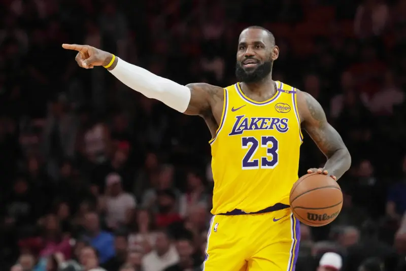 ▲湖人今天在主場迎戰老鷹，「詹皇」LeBron James迎來40歲後第一次「背靠背」出賽，昨天轟下全場最高38分，今天再攻下30分，生涯第563場得分至少30分，正式超越Michael Jordan獨居歷史第一。（圖／美聯社／達志影像）   