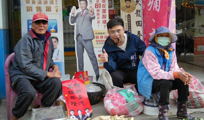 賴瑞隆獨家「信賴台灣 高雄興隆」春聯在林園市場吸引攤販索取。   圖：賴瑞隆服務處/提供