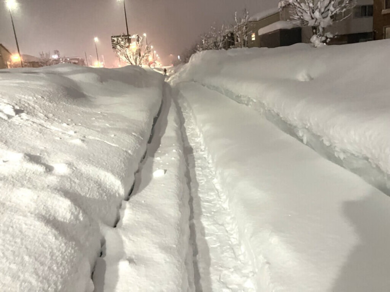 日本東北的青森縣近日下起紀錄性大雪，時隔12年，青森縣政府4日成立豪雪對策本部。青森縣弘前市積雪達114公分高，創當地觀測史上1月份最大積雪紀錄。圖為新青森車站前。   圖:中央社（讀者提供）