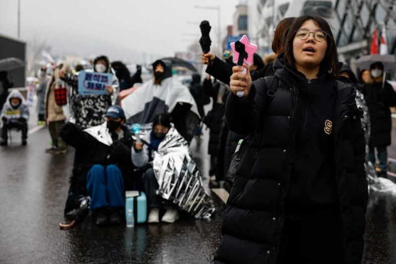  韓國民眾5日舉著手燈在雪中抗議，要求尹錫悅下台。 圖：達志影像/路透社 