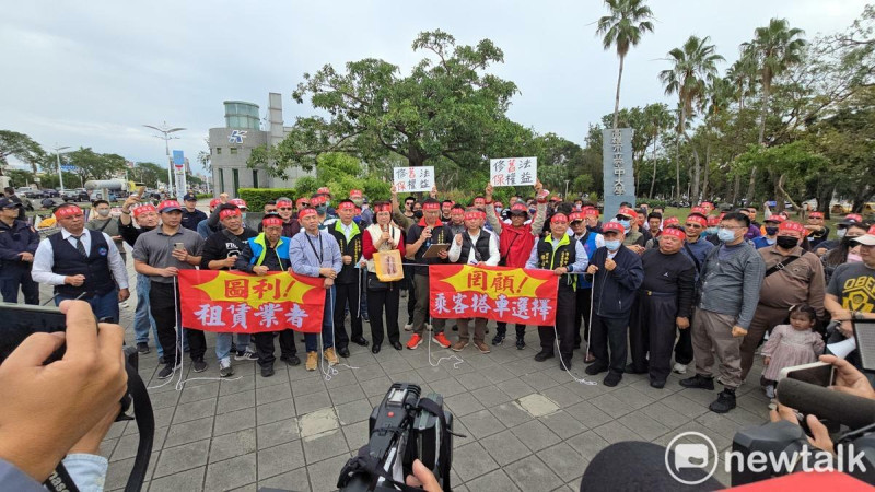 高雄市、台南市及屏東縣計程車客運商業同業公會成員前往小港機場外陳情。   圖：孫家銘/攝