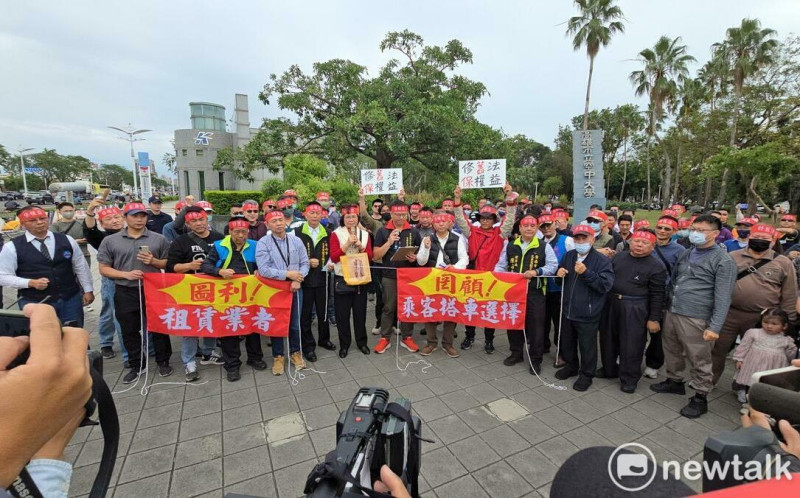 南、高、屏近200輛計程車繞行小港機場  抗議航空站剝奪載客自由