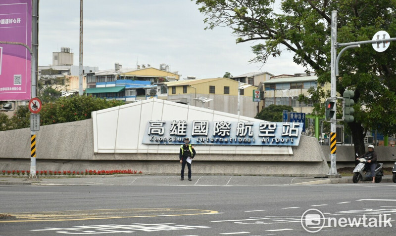 警方在高雄國際航空站內外部署大批警力。   圖：孫家銘/攝