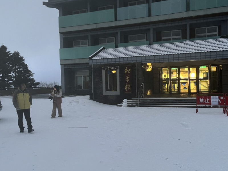 低溫搭配水氣，合歡山5日深夜至6日凌晨降雪一波接一波，雪量創入冬最大，清晨松雪樓積雪約0.5公分。   圖：松雪樓提供